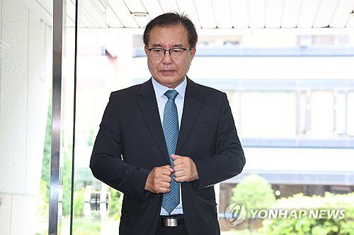 출근하는 이명현 순직해병 특검(서울=연합뉴스) 서대연 기자 = 순직 해병 수사 방해 의혹 사건을 수사하는 이명현 특별검사가 20일 서울 서초구 사무실로 출근하고 있다. 2025.6.20 dwise@yna.co.kr