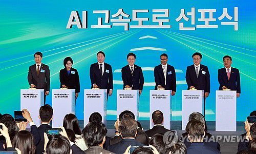 이재명 대통령, 울산 AI 데이터 센터 출범식 세리머니(울산=연합뉴스) 홍해인 기자 = 이재명 대통령이 20일 울산전시컨벤션센터에서 열린 울산 인공지능(AI) 데이터 센터 출범식에서 참석자들과 함께 기념 세리머니에 참여하고 있다.     왼쪽부터 안덕근 산업통상자원부 장관, 최민희 국회 과학기술정보방송통신위원장, 최태원 SK그룹 회장, 이 대통령, 아마존웹서비스(AWS) 프라사드 칼야나라만 인프라 총괄 대표, 유상임 과학기술정보통신부 장관, 김두겸 울산광역시장.  2025.6.20 [대통령실통신사진기자단] hihong@yna.co.kr