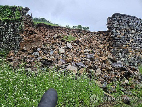 폭우에 무너진 고창읍성 서문 옹성(고창=연합뉴스) 폭우가 내린 지난 21일, 전북 고창군 고창읍에 위치한 사적 145호 고창읍성 서문 옹성 3∼4ｍ가량이 무너져 내린 모습. 2025.6.22 [고창군청 제공. 재판매 및 DB 금지] warm@yna.co.kr
