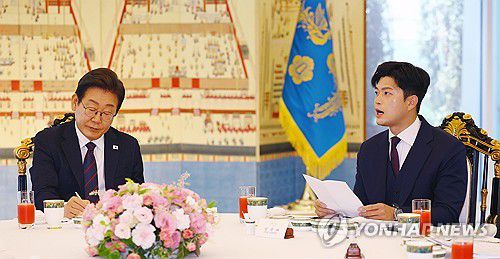 국민의힘 비대위원장 발언 듣는 이재명 대통령(서울=연합뉴스) 한상균 기자 = 이재명 대통령이 22일 서울 한남동 관저에서 열린 여야 지도부와의 오찬 회동에서 국민의힘 김용태 비상대책위원장의 발언을 듣고 있다. 2025.6.22 xyz@yna.co.kr