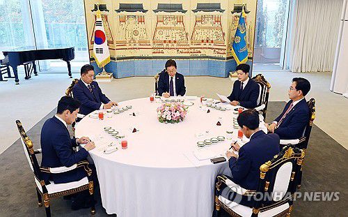 국민의힘 비대위원장 발언 듣는 이재명 대통령(서울=연합뉴스) 한상균 기자 = 이재명 대통령이 22일 서울 한남동 관저에서 열린 여야 지도부와의 오찬에서 국민의힘 김용태 비상대책위원장의 발언을 듣고 있다.      왼쪽부터 시계방향으로 강훈식 대통령비서실장, 더불어민주당 김병기 당대표 직무대행 겸 원내대표, 이 대통령, 국민의힘 김용태 비상대책위원장, 송언석 원내대표, 우상호 대통령실 정무수석. 2025.6.22 xyz@yna.co.kr