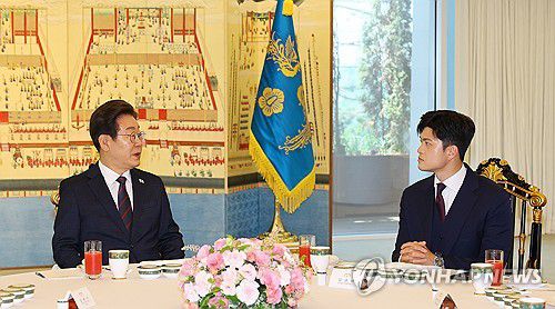 이재명 대통령, 김용태 국민의힘 비대위원장과 대화(서울=연합뉴스) 한상균 기자 = 이재명 대통령이 22일 서울 한남동 관저에서 열린 여야 지도부와의 오찬에서 국민의힘 김용태 비상대책위원장과 대화하고 있다. 2025.6.22 xyz@yna.co.kr