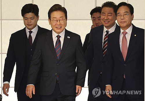 이재명 대통령과 여야지도부(서울=연합뉴스) 한상균 기자 = 이재명 대통령이 22일 한남동 관저에서 여야 지도부와 기념촬영 후 오찬장으로 이동하고 있다.      이날 이 대통령과 여야 지도부 오찬에는 더불어민주당 김병기 당대표 직무대행 겸 원내대표, 국민의힘 김용태 비상대책위원장, 송언석 원내대표, 우상호 정무수석, 강훈식 대통령비서실장이 참석했다. 2025.6.22 xyz@yna.co.kr
