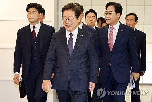 이재명 대통령과 여야지도부(서울=연합뉴스) 한상균 기자 = 이재명 대통령이 22일 한남동 관저에서 여야 지도부와 기념촬영 후 오찬장으로 이동하고 있다.      이날 이 대통령과 여야 지도부 오찬에는 더불어민주당 김병기 당대표 직무대행 겸 원내대표, 국민의힘 김용태 비상대책위원장, 송언석 원내대표, 우상호 정무수석, 강훈식 대통령비서실장이 참석했다. 2025.6.22 xyz@yna.co.kr