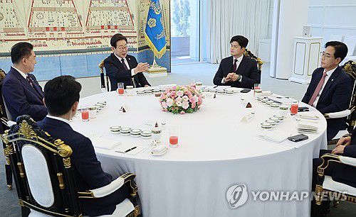 이재명 대통령, 여야지도부 회동 발언(서울=연합뉴스) 한상균 기자 = 이재명 대통령이 22일 서울 한남동 관저에서 열린 여야 지도부와의 오찬 회동에서 발언하고 있다.     왼쪽 아래부터 시계방향으로 강훈식 대통령비서실장, 더불어민주당 김병기 당대표 직무대행 겸 원내대표, 이 대통령, 국민의힘 김용태 비상대책위원장, 송언석 원내대표. 2025.6.22 xyz@yna.co.kr