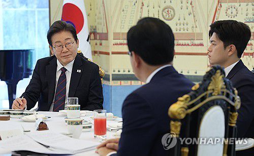 이재명 대통령, 여야지도부 회동(서울=연합뉴스) 한상균 기자 = 이재명 대통령이 22일 한남동 관저에서 열린 여야 지도부와의 오찬에서 국민의힘 송언석 원내대표(뒷모습)의 발언을 듣고 있다. 오른쪽은 김용태 비대위원장. 2025.6.22 xyz@yna.co.kr