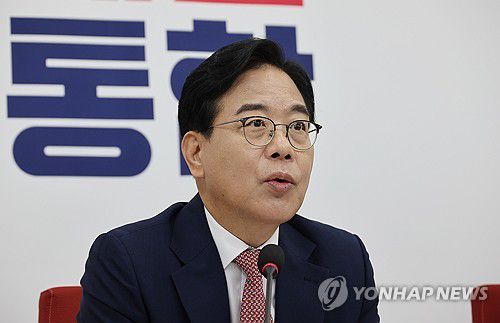 대통령-여야 지도부 오찬 관련 기자간담회하는 송언석 원내대표(서울=연합뉴스) 박동주 기자 = 국민의힘 송언석 원내대표가 22일 서울 여의도 국회에서 대통령-여야 지도부 오찬 관련 기자간담회를 하고 있다. 2025.6.22 pdj6635@yna.co.kr