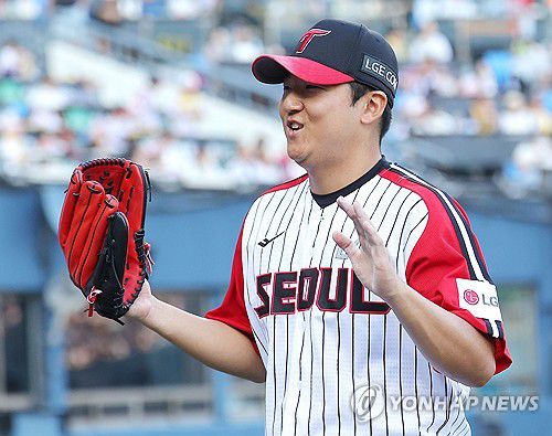 미소 짓는 송승기(서울=연합뉴스) 류영석 기자 = 22일 잠실야구장에서 열린 프로야구 2025 KBO리그 두산 베어스와 LG 트윈스의 경기.     5회초를 마친 LG 선발 투수 송승기가 미소를 지으며 더그아웃으로 향하고 있다. 2025.6.22 ondol@yna.co.kr