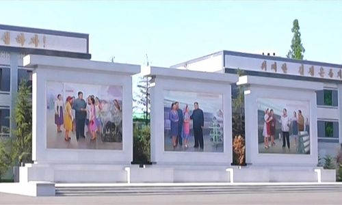 북한 김정은 모자이크 벽화, 김일성·김정일 사이에 설치(서울=연합뉴스) 북한 조선중앙TV는 지난 21일 오후 보도시간에 김일성ㆍ김정일ㆍ김정은의 모습을 형상한 모자이크 벽화가 김정숙평양제사공장에 설치된 영상을 내보냈다. 벽화를 보면 김정은 국무위원장의 벽화가 김일성 주석과 김정일 국방위원장 사이에 설치된 모습이 눈길을 끈다. 이전에 설치된 벽화는 김일성ㆍ김정일ㆍ김정은 순이었다. [조선중앙TV 화면] 2025.6.23      [국내에서만 사용가능. 재배포 금지. For Use Only in the Republic of Korea. No Redistribution]    nkphoto@yna.co.kr (끝)