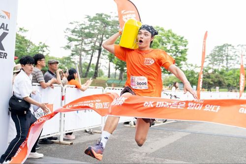 피니시라인을 통과하는 모델 정혁(서울=연합뉴스) 제리캔크루' 50명의 크루장을 맡은 모델 정혁이 6㎞를 완주한 후 피니시라인을 통과하는 모습. [월드비전 제공]