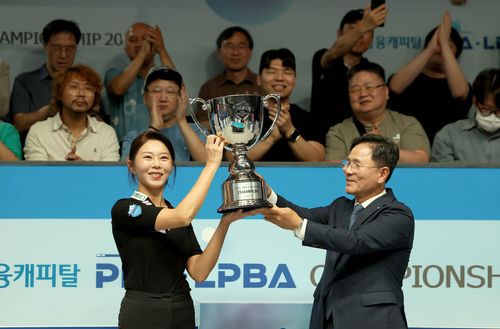 우승컵을 들어 올리는 김가영[PBA 제공. 재판매 및 DB 금지]