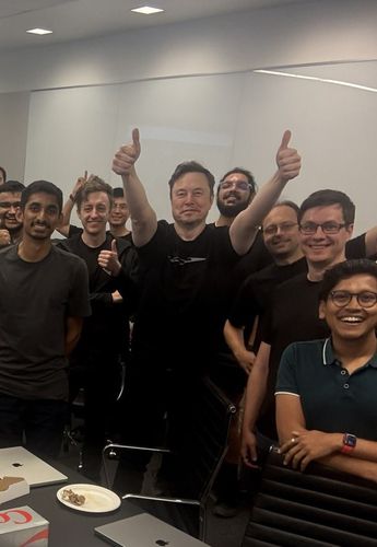 로보택시 팀과 시범 운행을 축하하는 머스크[엑스 캡처]