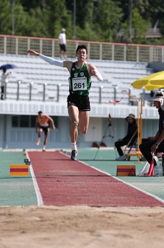 도약하는 김장우(서울=연합뉴스) 김장우가 23일 강원 정선종합운동장에서 열린 제79회 전국육상경기선수권대회 남자 세단뛰기 경기에서 도약하고 있다. [대한육상연맹 제공. 재판매 및 DB금지]
