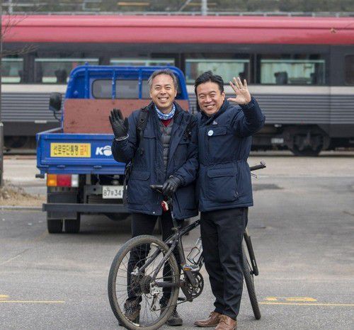 열차 앞에 선 김영훈(오른쪽) 고용노동부 장관 후보자[김영훈 고용노동부 장관 후보자 페이스북 캡처]