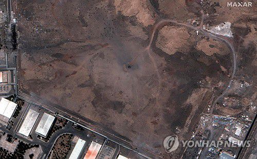 미군 공습 이후 촬영한 이란 나탄즈 핵시설 위성사진(워싱턴 AFP=연합뉴스) 미국이 공습한 다음 날인 22일(현지시간) 이란 나탄즈 핵시설을 촬영한 위성사진 중앙에 GBU-57 벙커버스터 폭탄이 떨어져 만들어진 것으로 추정되는 구멍이 보인다. [막사르 테크놀로지 제공. 재판매 및 DB 금지]