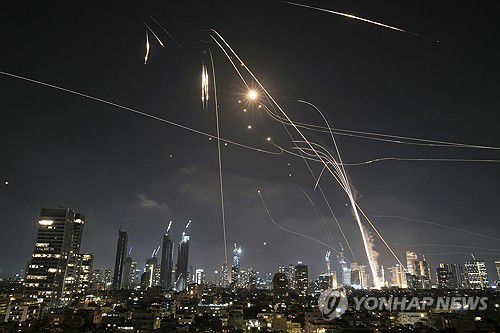 이스라엘 텔아비브 상공의 이란 미사일[AP 연합뉴스 자료사진]