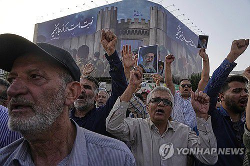 테헤란 반미 시위(테헤란 AP=연합뉴스) 미국이 이란 핵시설을 공습한 다음날인 22일(현지시간) 테헤란 시내에서 열린 반미 집회에 참석한 이들이 하메네이 최고지도자의 사진을 들고 있다. 2025.06.23