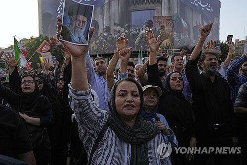 미국의 핵시설 폭격을 규탄하는 이란인들(테헤란 AP=연합뉴스) 22일(현지시간) 이란 테헤란 시내에서 미국의 포르도 핵시설 폭격을 규탄하는 시민들이 시위를 벌이고 있다. 2025.6.22