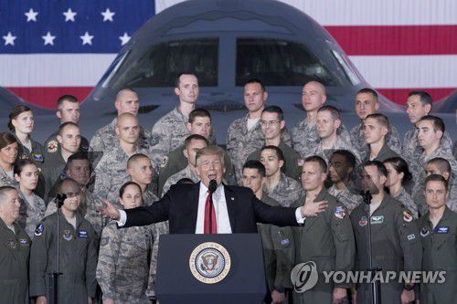 2017년 1기 정부 당시 B-2 폭격기 앞에서 연설하는 트럼프[EPA=연합뉴스 자료사진. 재판매 및 DB 금지]