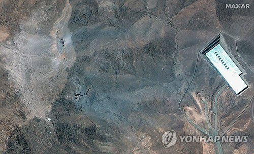 벙커버스터 폭탄이 뚫고 들어간 구멍이 남은 포르도 핵시설(포르도 EPA=연합뉴스) 22일(현지시간) 이란 곰주(州) 산악지대에 위치한 이란의 포르도 핵시설에 미국의 벙커버스터 폭탄이 뚫고 들어간 구멍들이 남아 있는 모습을 보여주는 미국 위성기업 맥사의 위성사진. 2025.6.22