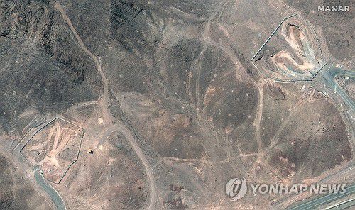 흙으로 막힌 포르도 핵시설 입구들(포르도 로이터=연합뉴스) 22일(현지시간) 미국의 공습을 받은 이란 포르도 핵시설 내부로 이어지는 터널 입구가 흙으로 막혀 있는 모습이 찍힌 미국 상업위성기업 맥사 테크놀러지의 위성 이미지. 2025.6.22