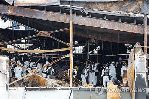 아리셀 합동감식(화성=연합뉴스) 지난해 6월 25일 경기 화성시 서신면 리튬전지 공장 화재 현장에서 경찰과 소방, 국립과학수사연구원, 국토안전연구원, 고용노동부, 산업안전관리공단 등 관계자들이 화재 원인을 찾기 위한 합동 감식을 하고 있다. 2024.6.25 [연합뉴스 자료사진. 재판매 및 DB 금지]