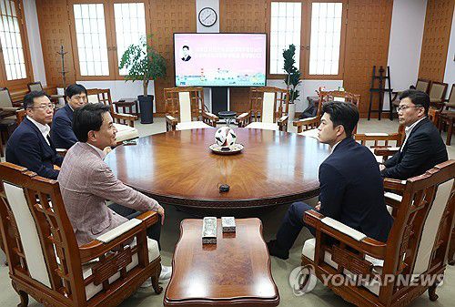 강원도청 방문한 국민의힘 김용태 비대위원장(춘천=연합뉴스) 양지웅 기자 = 국민의힘 김용태 비상대책위원장이 23일 강원 춘천시 강원특별자치도청을 방문해 김진태 지사와 대화하고 있다. 2025.6.23 yangdoo@yna.co.kr