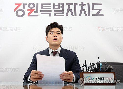 국힘 김용태 비대위원장, 강원지역 언론 간담회(춘천=연합뉴스) 양지웅 기자 = 국민의힘 김용태 비상대책위원장이 23일 강원 춘천시 강원특별자치도청을 방문해 지역 기자단과 간담회를 열고 지역 현안에 관한 당의 정책과 견해를 밝히고 있다. 2025.6.23 yangdoo@yna.co.kr