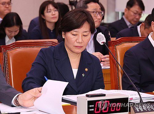 국회 농해수위 참석한 송미령 농식품부 장관(서울=연합뉴스) 김주형 기자 = 장관 인선에서 유임된 송미령 농림축산식품부 장관이 23일 국회에서 열린 농림축산식품해양수산위원회 전체회의에 참석해 있다. 2025.6.23 kjhpress@yna.co.kr