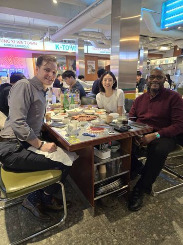 2023년 서울을 방문한 오푸이요와 필자(맨 왼쪽)[티모시 디킨스 제공. 재판매 및 DB 금지]