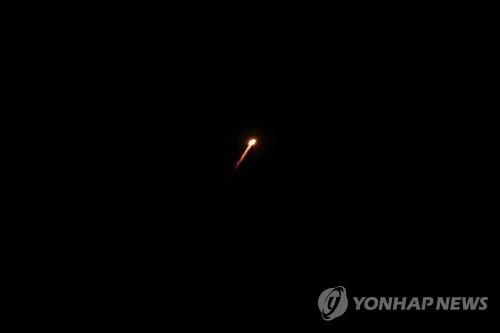 카트르 상공의 요격 미사일[알우데이드<카타르> 로이터=연합뉴스. 재판매 및 DB 금지]