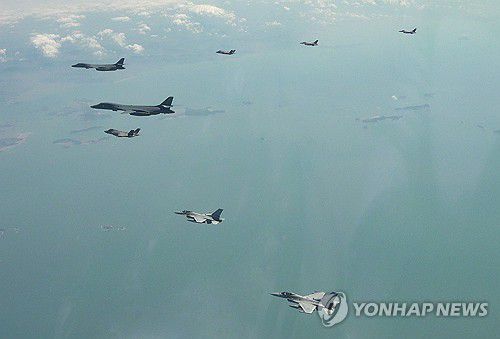 한미 연합공중훈련    (서울=연합뉴스) 국방부는 15일 미국 B-1B 전략폭격기가 전개한 가운데 한미 연합공중훈련을 실시했다고 밝혔다. 우리 공군의 F-35A, F-16 전투기와 미국의 F-16 전투기 등이 한미 연합공중훈련에 참여하고 있다. 2025.4.15 [국방부 제공. 재판매 및 DB 금지]     photo@yna.co.kr (끝)