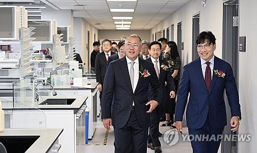 '정몽구 미래의학관' 둘러보는 정의선 현대차그룹 회장 [연합뉴스 자료사진]