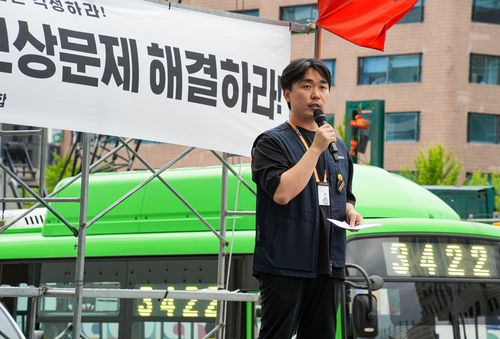 발언하는 네오플 노조 조정우 분회장    (서울=연합뉴스) 김주환 기자 = 네오플 노동조합 조정우 분회장이 24일 서울 강남구 네오플 서울지사 사옥 앞에서 열린 파업 결의대회에서 발언하고 있다.     민주노총 화학섬유식품노조 넥슨지회 네오플분회는 이날 서울지사, 25일 제주 본사에서 각각 집중 결의대회를 열고 다음날부터 3일간 전면 파업에 돌입한다고 이날 밝혔다. 2025.6.24 jujuk@yna.co.kr