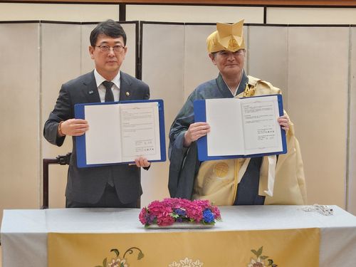 지난해 6월 해체 작업 안전기원 법요 및 상호 협력 조인식왼쪽은 최응천 국가유산청장, 오른쪽은 사토 다카오 고토쿠인 주지 겸 게이오대 교수 [국가유산청 제공. 재판매 및 DB 금지]