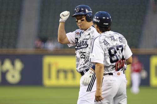 적시타 날리고 기뻐하는 두산의 양의지[두산 베어스 제공. 재판매 및 DB 금지]