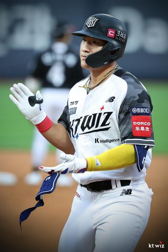 적시타 때린 kt의 안현민[kt wiz 제공. 재판매 및 DB 금지]