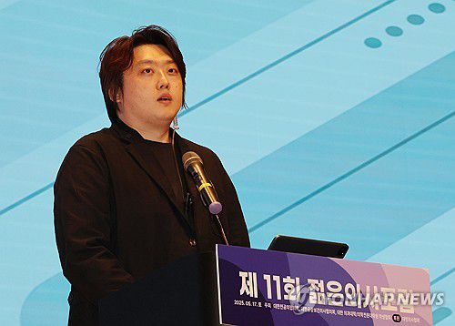 개회사 하는 박단 비대위원장(서울=연합뉴스) 이진욱 기자 = 17일 서울 강남구 삼성동 코엑스에서 열린 제11회 젊은의사포럼에서 박단 대한전공의협의회 비상대책위원장이 개회사를 하고 있다. 2025.5.17 cityboy@yna.co.kr