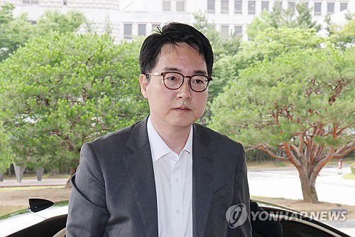 청사 향하는 심우정 검찰총장(서울=연합뉴스) 임화영 기자 = 심우정 검찰총장이 17일 서울 서초구 대검찰청으로 출근하고 있다. 2025.6.17 hwayoung7@yna.co.kr