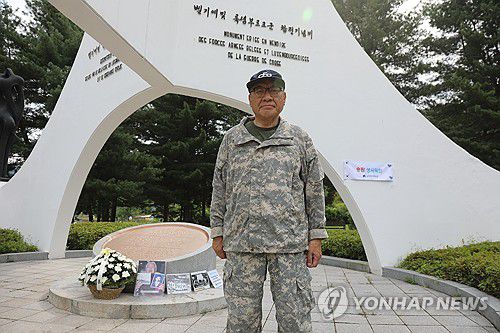 참전 기념탑 찾은 납북자가족(동두천=연합뉴스) 심민규 기자 = 24일 오전 경기 동두천시 벨기에·룩셈부르크 참전 기념탑에서 최성룡 납북자가족모임 대표가 한국전쟁 75주년을 맞아 참배하고 있다. 2025.6.24 wildboar@yna.co.kr