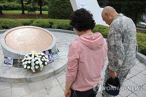 참전 기념탑 참배하는 납북자가족(동두천=연합뉴스) 심민규 기자 = 24일 오전 경기 동두천시 벨기에·룩셈부르크 참전 기념탑에서 최성룡 납북자가족모임 대표가 배우자와 함께 한국전쟁 75주년을 맞아 참배하고 있다. 2025.6.24 wildboar@yna.co.kr