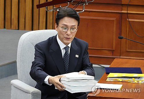 자료 정리하는 김민석 총리 후보자(서울=연합뉴스) 김주형 기자 = 김민석 국무총리 후보자가 24일 서울 여의도 국회에서 열린 인사청문회에서 답변 자료를 정리하고 있다. 2025.6.24 kjhpress@yna.co.kr