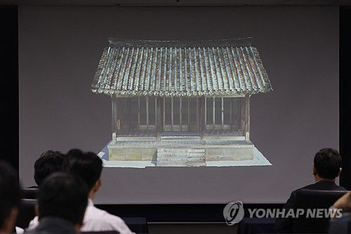 '조선 왕실 사당 관월당, 100년 만에 귀환'(서울=연합뉴스) 강민지 기자 = 24일 서울 종로구 국립고궁박물관에서 열린 '조선 왕실 사당 관월당, 100년 만에 일본에서 귀환' 언론공개회에서 참석자들이 관월당 해체 영상을 시청하고 있다.  2025.6.24 mjkang@yna.co.kr