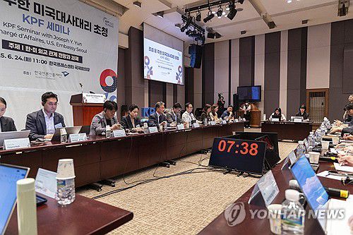 한국언론재단 초청 세미나에서 발언하는 조셉 윤 주한 미 대사 대리(서울=연합뉴스) 황광모 기자 = 조셉 윤 주한 미국 대사대리가 24일 서울 중구 프레스센터에서 한국언론재단이 한ㆍ미 외교 관계 전망과 과제를 주제로 개최한 KPF 초청 세미나에 참석해 패널 질문에 답하고 있다. 2025.6.24 hkmpooh@yna.co.kr