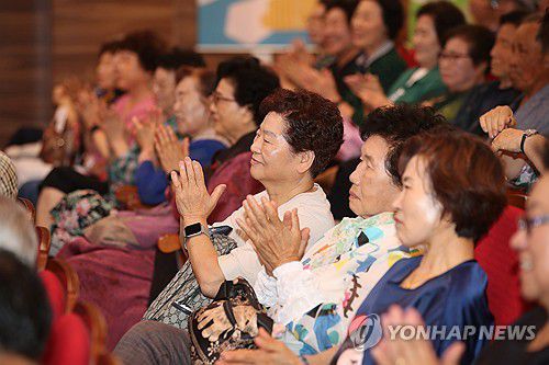 고향에 온 뮤지컬 '오지게 재밌는 가시나들'(칠곡=연합뉴스) 김현태 기자 = 24일 경북 칠곡군 교육문화회관에서 열린 뮤지컬 '오지게 재밌는 가시나들'의 토크콘서트에서 관객들이 공연을 보고 있다. 이 작품은 칠곡 할머니들의 이야기를 바탕으로 제작됐다. 2025.6.24 mtkht@yna.co.kr