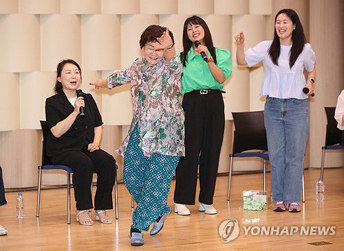 고향에 온 뮤지컬 '오지게 재밌는 가시나들'(칠곡=연합뉴스) 김현태 기자 = 24일 경북 칠곡군 교육문화회관에서 열린 뮤지컬 '오지게 재밌는 가시나들'의 토크콘서트에서 관객과 배우들이 함께하고 있다. 이 작품은 칠곡 할머니들의 이야기를 바탕으로 제작됐다. 2025.6.24 mtkht@yna.co.kr