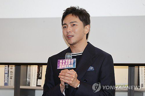 인사말하는 박천휴 작가(서울=연합뉴스) 류효림 기자 = 박천휴 작가가 24일 서울 중구 커뮤니티하우스 마실에서 열린 뮤지컬 '어쩌면 해피엔딩' 토니상 6관왕 기념 기자간담회에서 인사말을 하고 있다. 2025.6.24 ryousanta@yna.co.kr