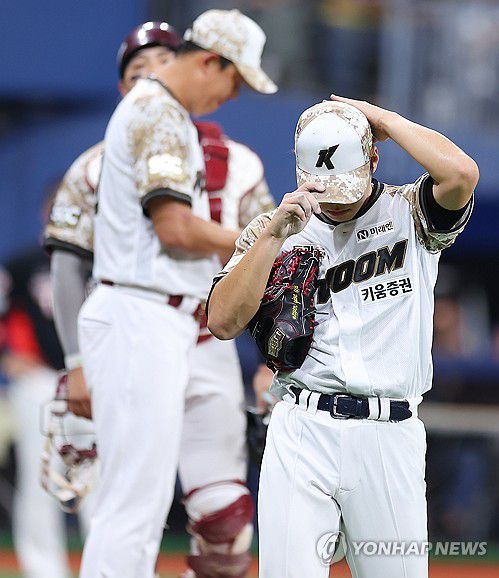 물러나는 김윤하(서울=연합뉴스) 김도훈 기자 = 24일 서울 고척스카이돔에서 열린 프로야구 2025 신한 SOL 뱅크 KBO리그 KIA 타이거즈와 키움 히어로즈 경기. 5회초 무사 만루 키움 선발 김윤하가 강판돼 더그아웃으로 향하고 있다. 2025.6.24 superdoo82@yna.co.kr