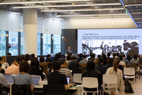 '문학번역의 미래-AI 시대 인간번역의 가치' 정책토론회문화체육관광부와 한국문학번역원이 25일 오후 서울 서대문구 모두예술극장에서 개최한 '문학번역의 미래-AI 시대 인간번역의 가치' 정책토론회에서 김현택 한국외대 명예교수가 발제하고 있다. [한국문학번역원 제공. 재판매 및 DB 금지]