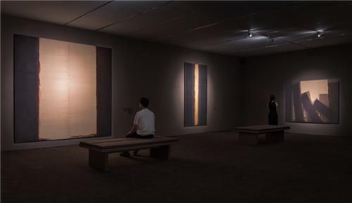 '작가의 방' 섹션에서 소개되는 윤형근의 방 전시 모습[국립현대미술관 제공. 재판매 및 DB 금지]